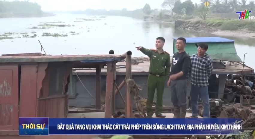 Bắt quả tang vụ khai thác cát trái phép trên sông Lạch Tray, địa phận huyện Kim Thành